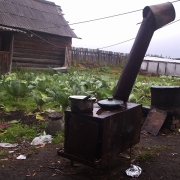 Летняя печка, на которой готовится пища для себя, а также варят скоту. В теплице убраны овощи и сейчас там живут куры.