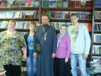 Батюшка вместе с работниками "Русской березы"