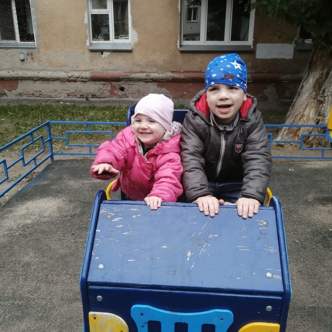 Омск ребенок нашли. Трое детей. Движок Омск детский.