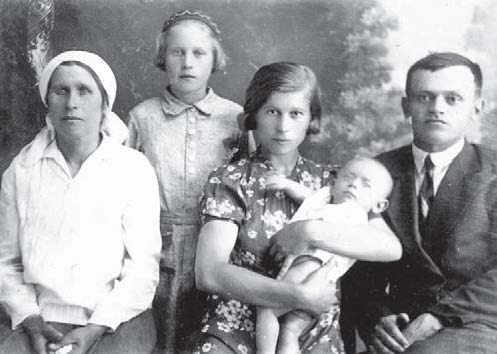 Справа — отец и мать с новорождённым (автором этой статьи), слева — тётя Маруся (погибла в войну от шальной пули), бабушка Анна Дмитриевна по материнской линии, 1939 год