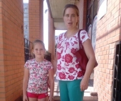 Лена Петрова с дочерью на лечение