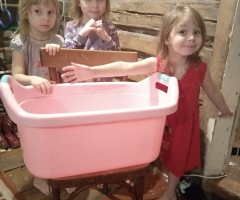Девочки моются в ванночке пластмассовой, она уже им маленькая. Тетерина Г. В., 5 детей.