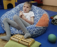 Ребёнок - инвалид пьет два питьевых йогурта. Макарова Д.А., Нижегородская Область.