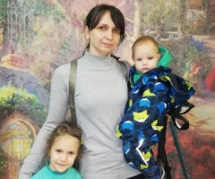 Альбина с двумя детишками Мишей и Машей из Донецкой Области