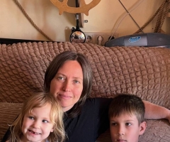 Маме одной трудно решить все проблемы семьи. Ионова Н.А., 2 детей.