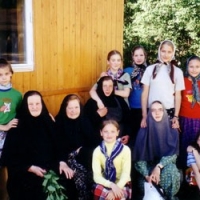 Сестры монастыря  с воспитанницами приюта